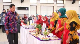 Bupati Tangerang berdialog dengan peserta lomba menu B2SA – dorong ketahanan pangan dari pekarangan rumah. (Foto: Dok. Pemkab Tangerang)