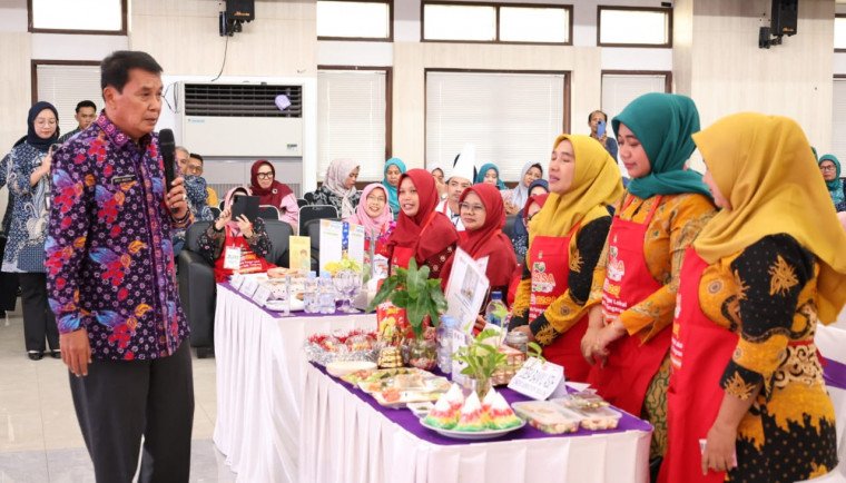 Bupati Tangerang berdialog dengan peserta lomba menu B2SA – dorong ketahanan pangan dari pekarangan rumah. (Foto: Dok. Pemkab Tangerang)