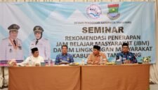 Bupati Tangerang Maesyal Rasyid bersama Dewan Pendidikan di Acara Seminar Jam Belajar Masyarakat. (Foto: Istimewa)