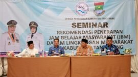 Bupati Tangerang Maesyal Rasyid bersama Dewan Pendidikan di Acara Seminar Jam Belajar Masyarakat. (Foto: Istimewa)