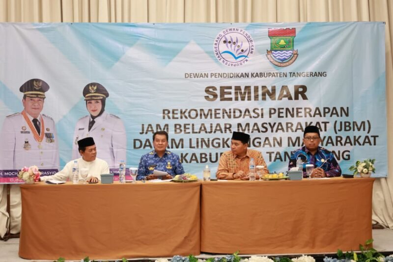 Bupati Tangerang Maesyal Rasyid bersama Dewan Pendidikan di Acara Seminar Jam Belajar Masyarakat. (Foto: Istimewa)