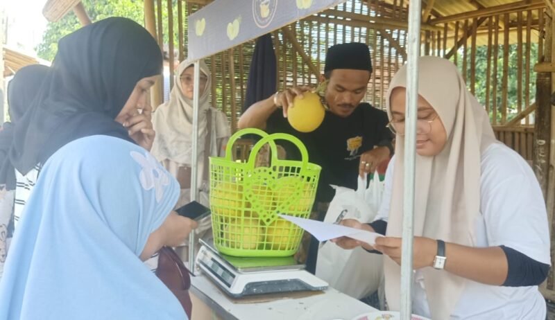 Antusias warge ketika memburu melon di Tabania Farm.(Foto: Istimewa)