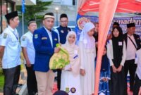 Ketua Karang Taruna Kecamatan Tigaraksa, Saepul Rahayu, bersama anak-anak yatim dalam kegiatan Ramadan Ceria di Kecamatan Tigaraksa, Kabupaten Tangerang, Senin (16/3/2026).