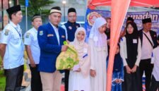Ketua Karang Taruna Kecamatan Tigaraksa, Saepul Rahayu, bersama anak-anak yatim dalam kegiatan Ramadan Ceria di Kecamatan Tigaraksa, Kabupaten Tangerang, Senin (16/3/2026).