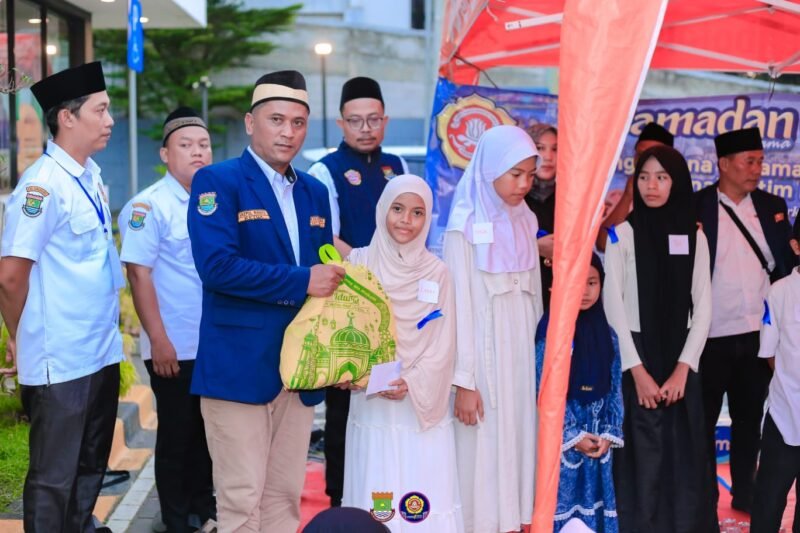 Ketua Karang Taruna Kecamatan Tigaraksa, Saepul Rahayu, bersama anak-anak yatim dalam kegiatan Ramadan Ceria di Kecamatan Tigaraksa, Kabupaten Tangerang, Senin (16/3/2026).